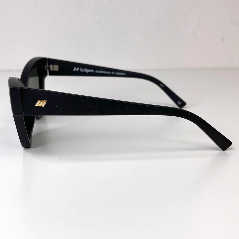 LE SPECS Hourgrass NEW Black Matte Sunglasses Cat Eye NEW